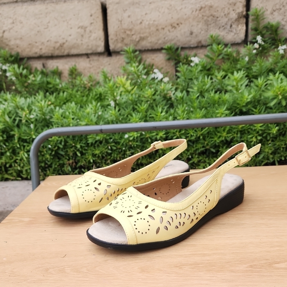 Comfortview Yellow Sandals with Slingback and Cutout Design Size 8